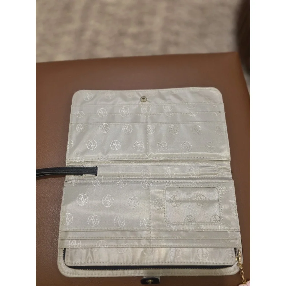 Adrienne‎ Vittadini Studio Charging Zip Around Wallet Wristlet Wallet in Black